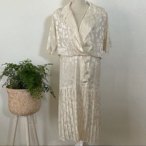 Woman’s vintage white floral Pleated dress